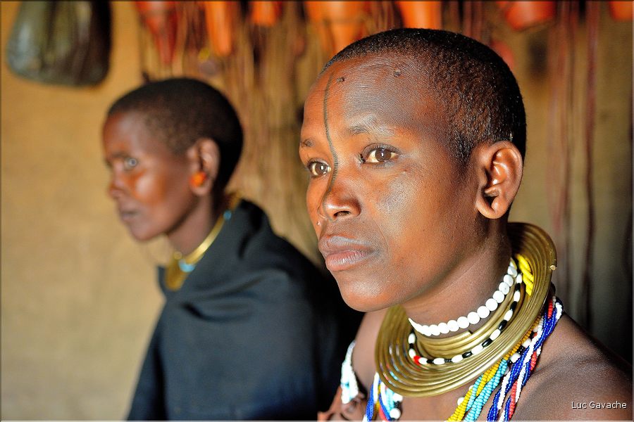 Après la traite, elles retournent dans leur maison et vaquent à leurs occupations. (16)