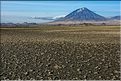 Le volcan Ol Doinyo Lengai -qui veut dire la montagne de dieu en maasa- vu des berges du lac Natron. (3)
