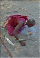 ...ce dernier sert pour faire la cuisine bien-sr, alors que le foyer est allumé avec le très ancien procédé du bois dur frotté sur bois tendre. (5)