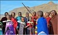 Après cette démonstration ce sont les femmes qui entrent dans la danse, en faisant osciller leur tour de cou d'avant en arrière. (3)