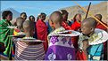 Après cette démonstration ce sont les femmes qui entrent dans la danse, en faisant osciller leur tour de cou d'avant en arrière. (9)