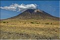 Toujours en activité, le volcan Ol Doinyo Lengai, domine le lac Natron de ses 2878 m.