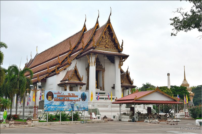 Le Wat Na Phramain d'Ayutthaya est un temple Bouddhiste contemporain pour les fervents Thalandais.  (1)