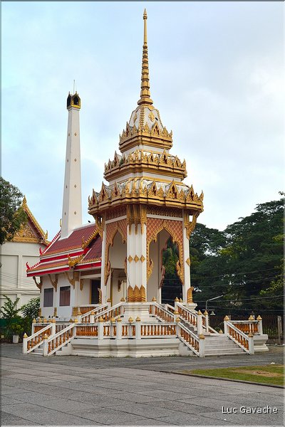 Le Wat Na Phramain d'Ayutthaya est un temple Bouddhiste contemporain pour les fervents Thalandais.  (2)