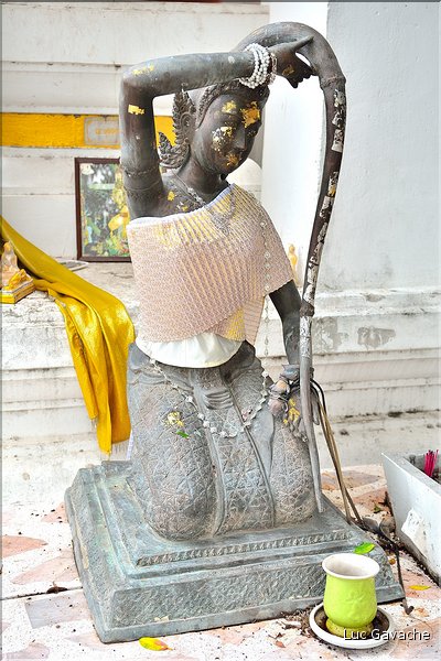 Le Wat Na Phramain d'Ayutthaya est un temple Bouddhiste contemporain pour les fervents Thalandais.  (5)