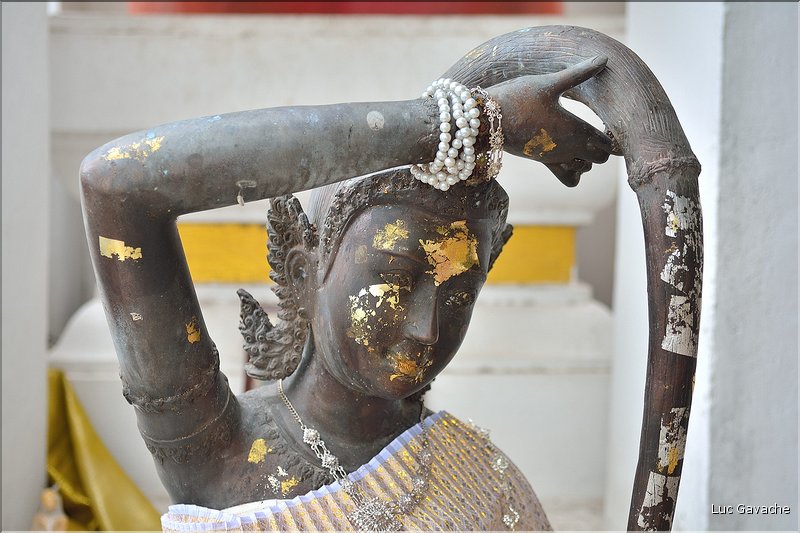Le Wat Na Phramain d'Ayutthaya est un temple Bouddhiste contemporain pour les fervents Thalandais.  (6)