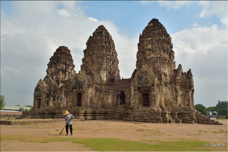 Plus au nord, Lopburi possède également des vestiges de style Khmère. (1)