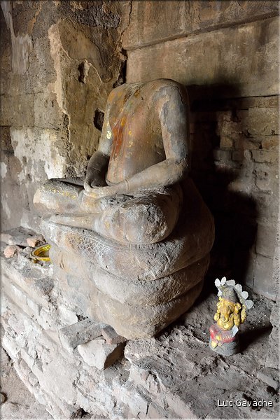 Plus au nord, Lopburi possède également des vestiges de style Khmère. (8)