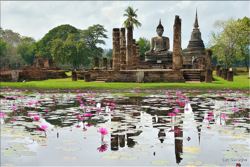 Wat Mahathat était réservé à la famille royale, lorsque Sukhotha était la capitale du royaume du Siam à partir du début du XIII ème siècle. (2)