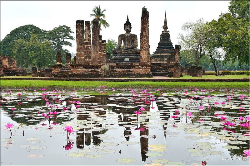 Wat Mahathat était réservé à la famille royale, lorsque Sukhotha était la capitale du royaume du Siam à partir du début du XIII ème siècle. (3)