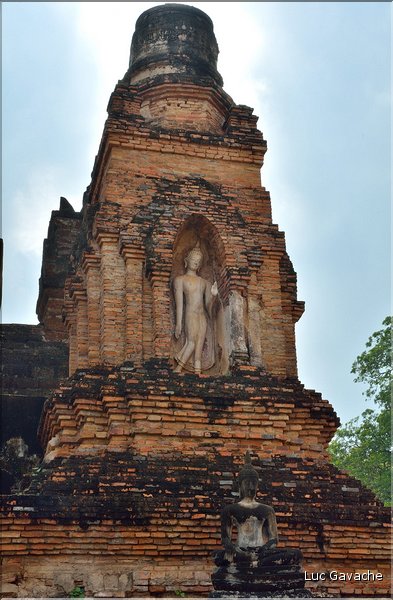 Wat Mahathat était réservé à la famille royale, lorsque Sukhotha était la capitale du royaume du Siam à partir du début du XIII ème siècle. (7)