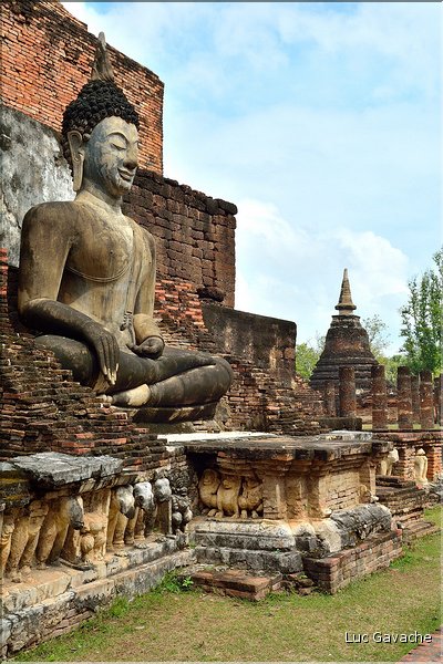Wat Mahathat était réservé à la famille royale, lorsque Sukhotha était la capitale du royaume du Siam à partir du début du XIII ème siècle. (15)