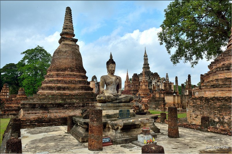 Wat Mahathat était réservé à la famille royale, lorsque Sukhotha était la capitale du royaume du Siam à partir du début du XIII ème siècle. (18)