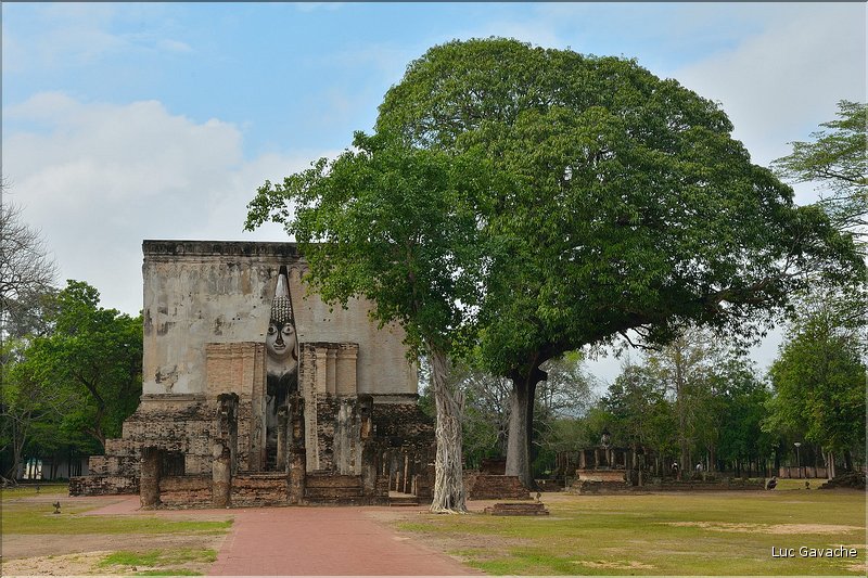 Le Wat Sri Chum de Sukhotai abrite un bouddha assis de plus de 14 mètres de haut. (1)