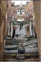 Le Wat Sri Chum de Sukhotai abrite un bouddha assis de plus de 14 mètres de haut. (2)