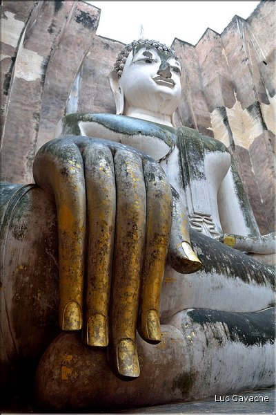 Le Wat Sri Chum de Sukhotai abrite un bouddha assis de plus de 14 mètres de haut. (3)