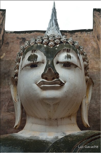 Le Wat Sri Chum de Sukhotai abrite un bouddha assis de plus de 14 mètres de haut. (4)