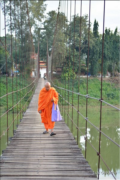 Dans les environs de Wat Phra Mahathat. (3)