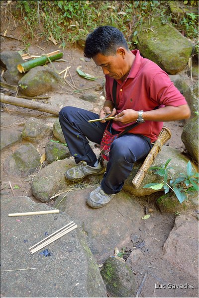 Confection d'objets en bambou. Cascade Huay Mae Xai. (3)