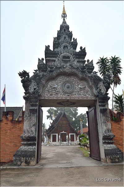 Le temple bouddhiste de Wat Pratupong de Lampang au petit jour. (1)
