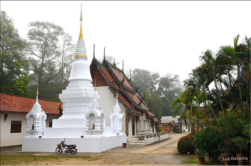 Le temple bouddhiste de Wat Pratupong de Lampang au petit jour. (2)