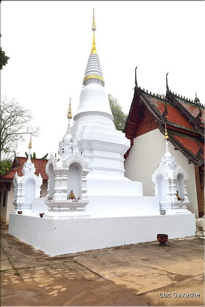 Le temple bouddhiste de Wat Pratupong de Lampang au petit jour. (3)