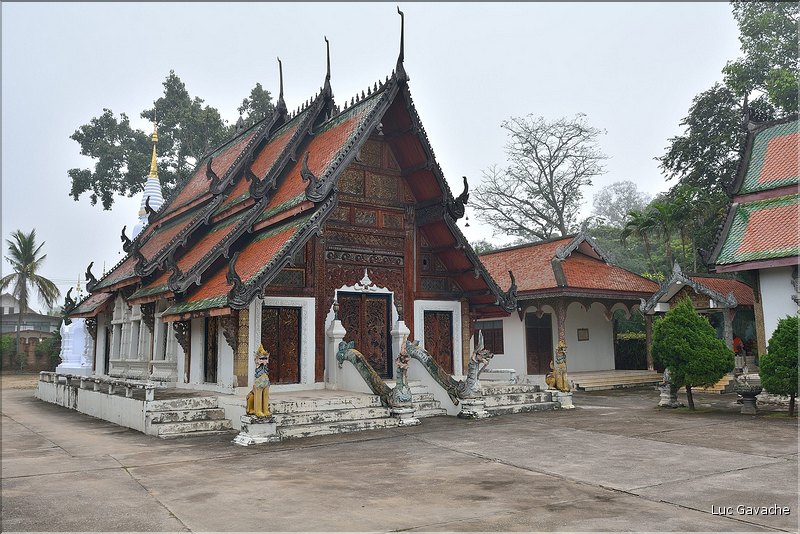 Le temple bouddhiste de Wat Pratupong de Lampang au petit jour. (5)