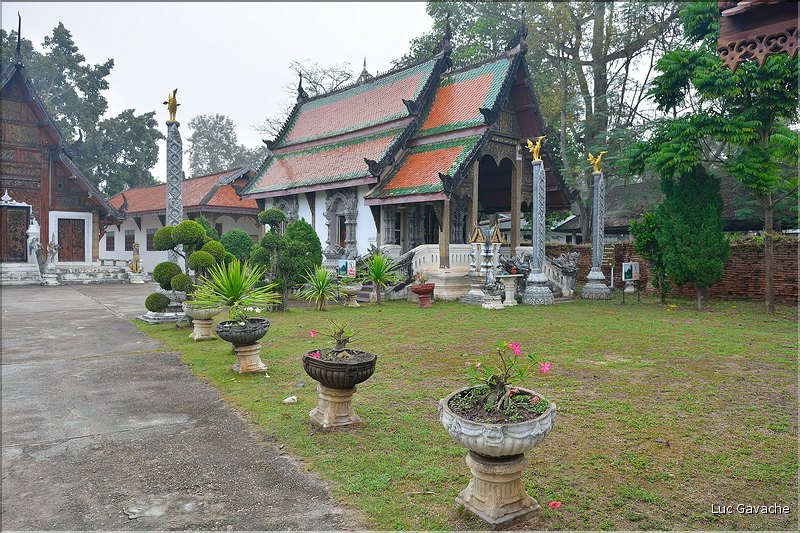 Le temple bouddhiste de Wat Pratupong de Lampang au petit jour. (6)