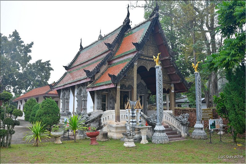 Le temple bouddhiste de Wat Pratupong de Lampang au petit jour. (7)