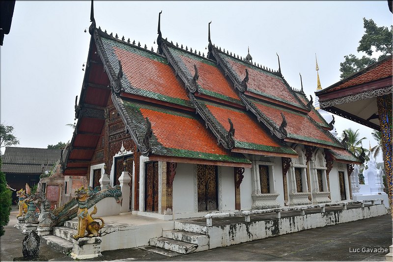 Le temple bouddhiste de Wat Pratupong de Lampang au petit jour. (8)