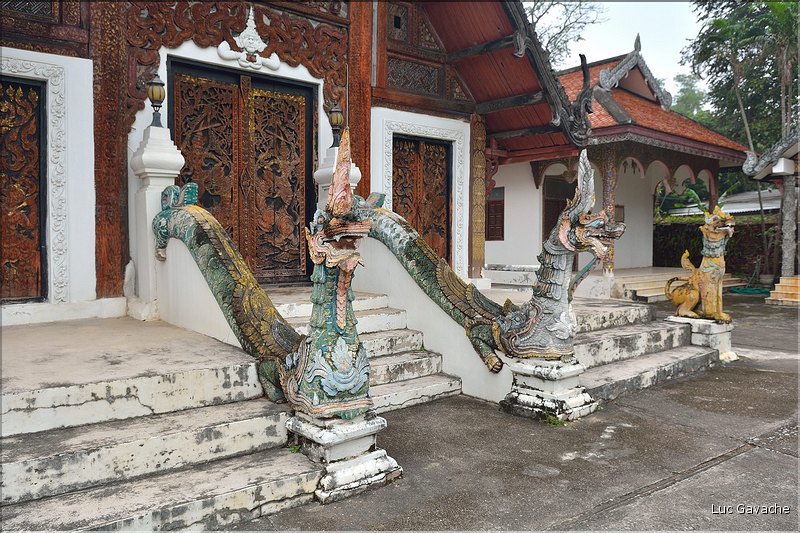 Le temple bouddhiste de Wat Pratupong de Lampang au petit jour. (10)