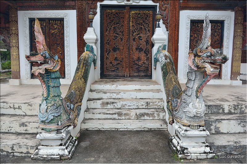Le temple bouddhiste de Wat Pratupong de Lampang au petit jour. (12)