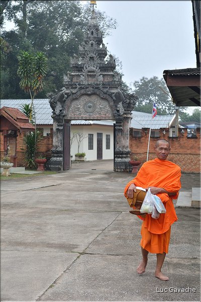 Le temple bouddhiste de Wat Pratupong de Lampang au petit jour. (14)