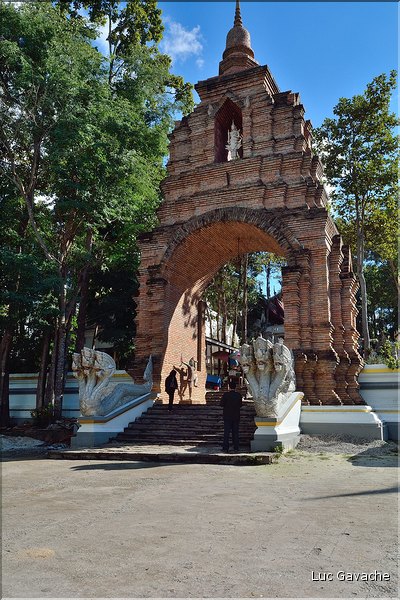 Les multiples temples d'Analayo dominent le lac et la ville de Phayao. (1)