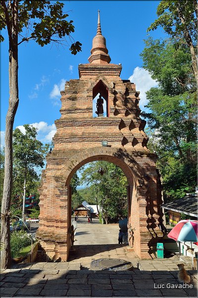 Les multiples temples d'Analayo dominent le lac et la ville de Phayao. (2)