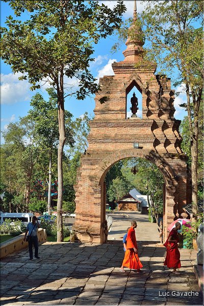 Les multiples temples d'Analayo dominent le lac et la ville de Phayao. (3)
