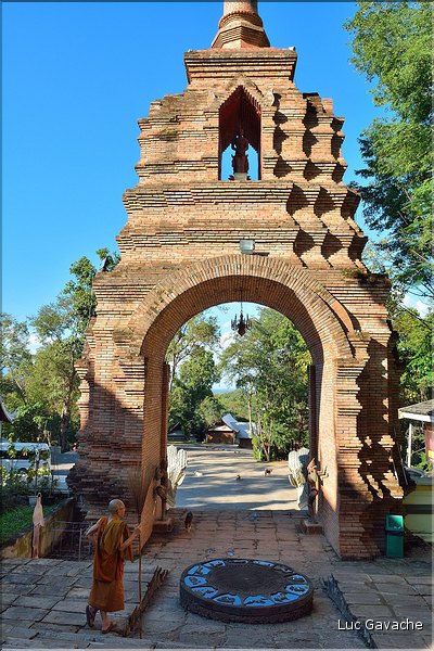 Les multiples temples d'Analayo dominent le lac et la ville de Phayao. (4)