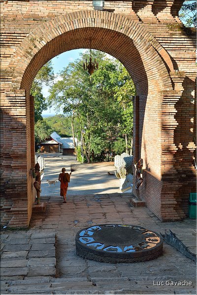 Les multiples temples d'Analayo dominent le lac et la ville de Phayao. (5)