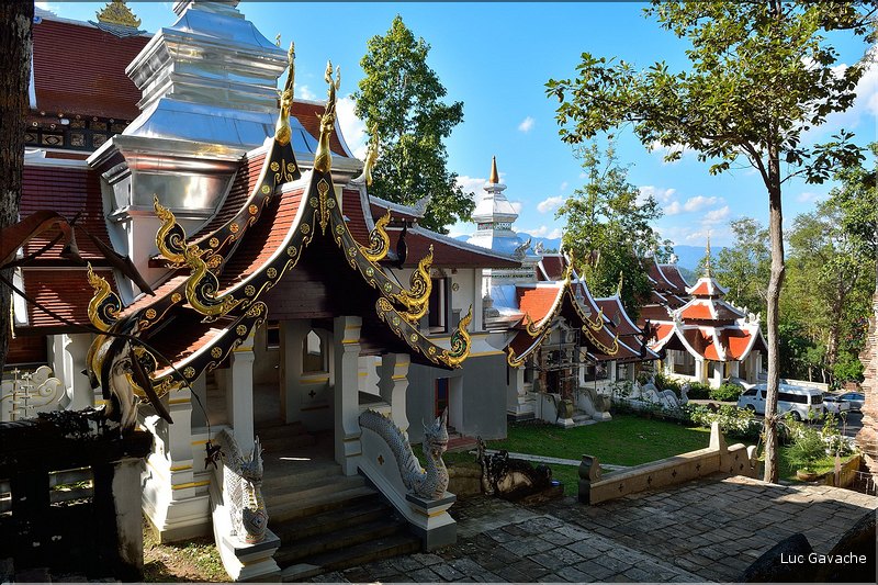 Les multiples temples d'Analayo dominent le lac et la ville de Phayao. (8)