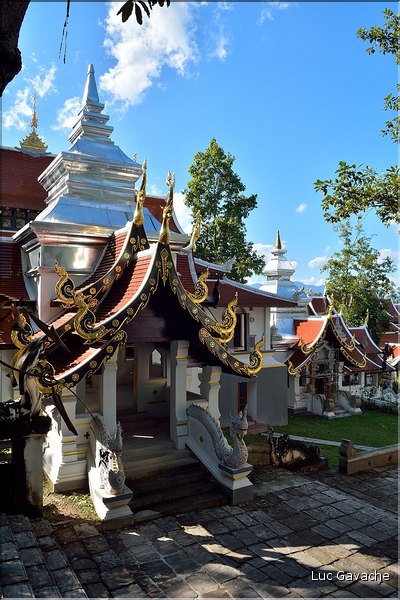 Les multiples temples d'Analayo dominent le lac et la ville de Phayao. (9)