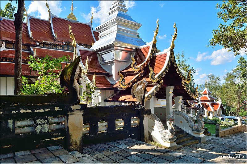 Les multiples temples d'Analayo dominent le lac et la ville de Phayao. (10)