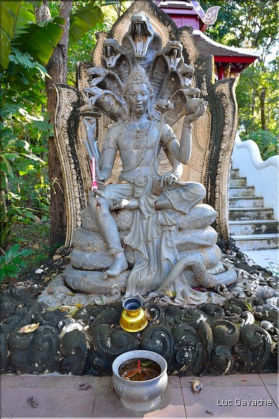 Les multiples temples d'Analayo dominent le lac et la ville de Phayao. (11)