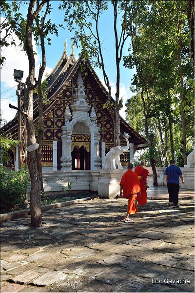 Les multiples temples d'Analayo dominent le lac et la ville de Phayao. (12)