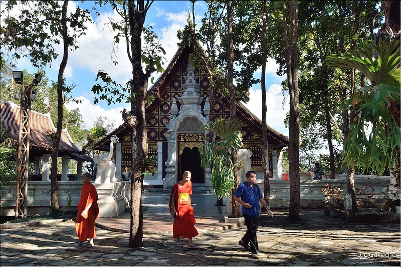 Les multiples temples d'Analayo dominent le lac et la ville de Phayao. (13)