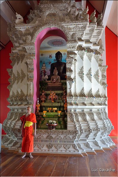 Les multiples temples d'Analayo dominent le lac et la ville de Phayao. (14)