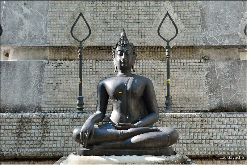 Les multiples temples d'Analayo dominent le lac et la ville de Phayao. (17)