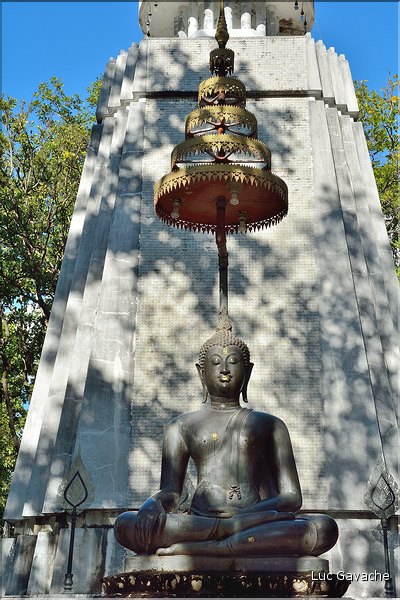 Les multiples temples d'Analayo dominent le lac et la ville de Phayao. (18)
