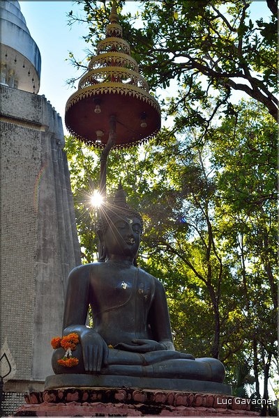 Les multiples temples d'Analayo dominent le lac et la ville de Phayao. (19)