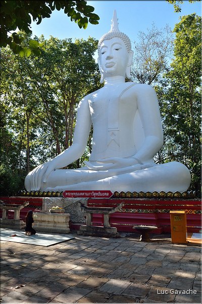 Les multiples temples d'Analayo dominent le lac et la ville de Phayao. (20)
