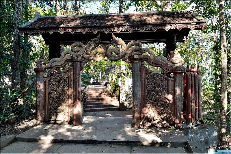 Les multiples temples d'Analayo dominent le lac et la ville de Phayao. (22)